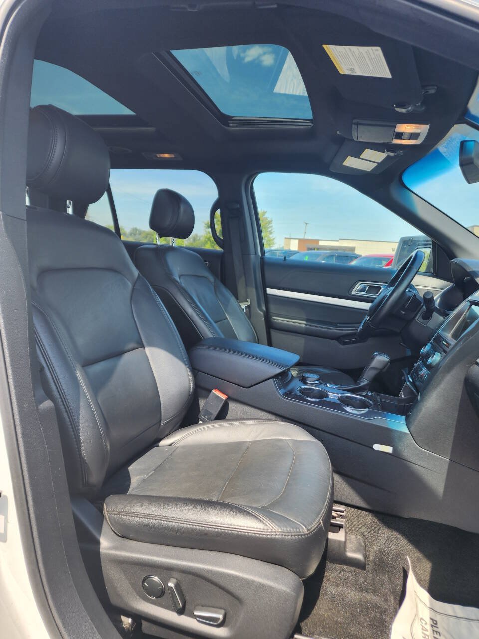 Used 2017 Ford Explorer XLT w/ Equipment Group 202A AWD/4WD image 18