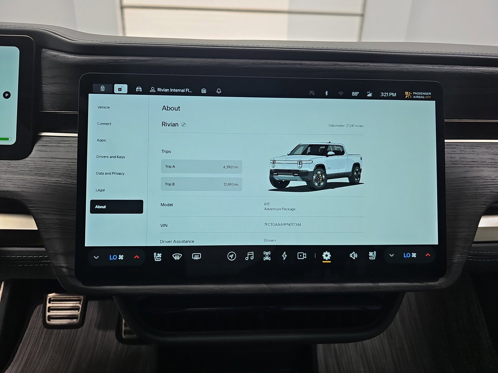 Used 2023 Rivian R1T Adventure image 27