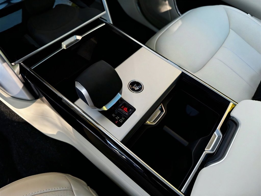New 2025 Land Rover Range Rover SE image 13