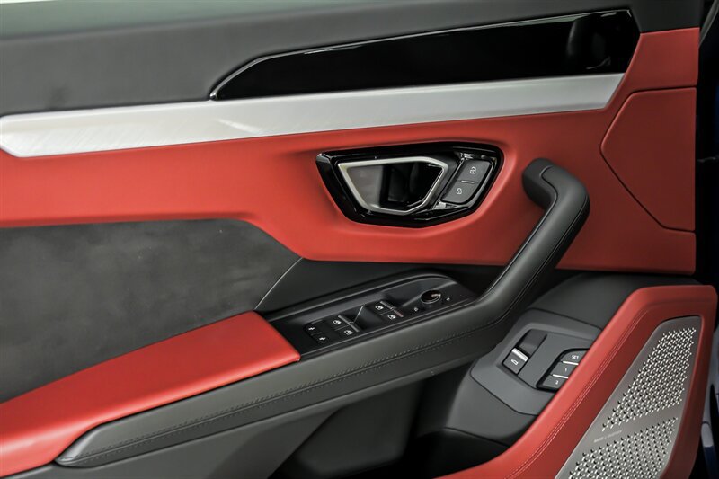 Used 2019 Lamborghini Urus AWD/4WD image 13