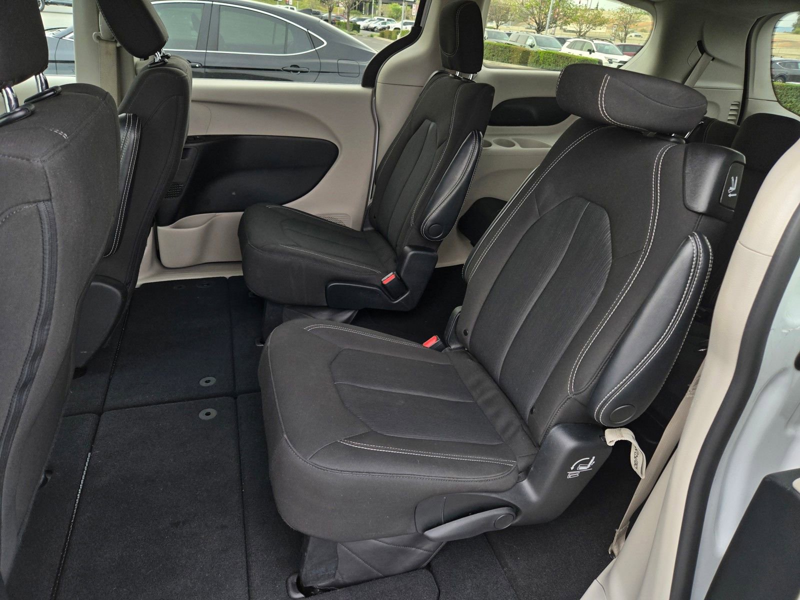 Used 2023 Chrysler Voyager LX image 11