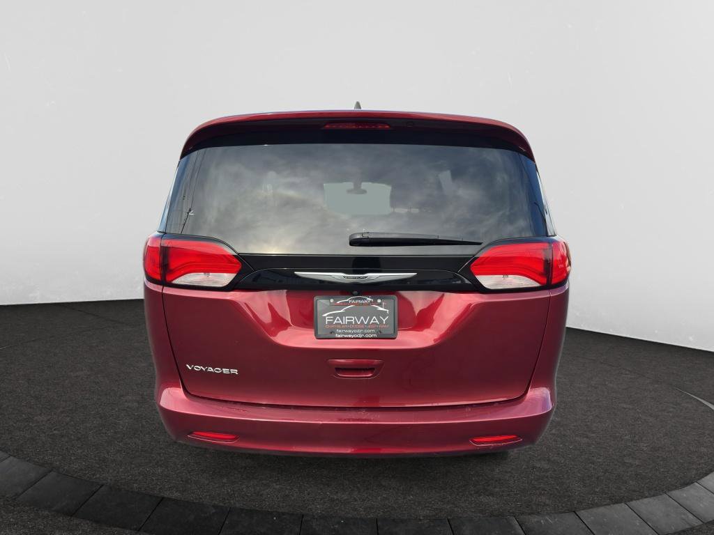 Used 2022 Chrysler Voyager LX image 6