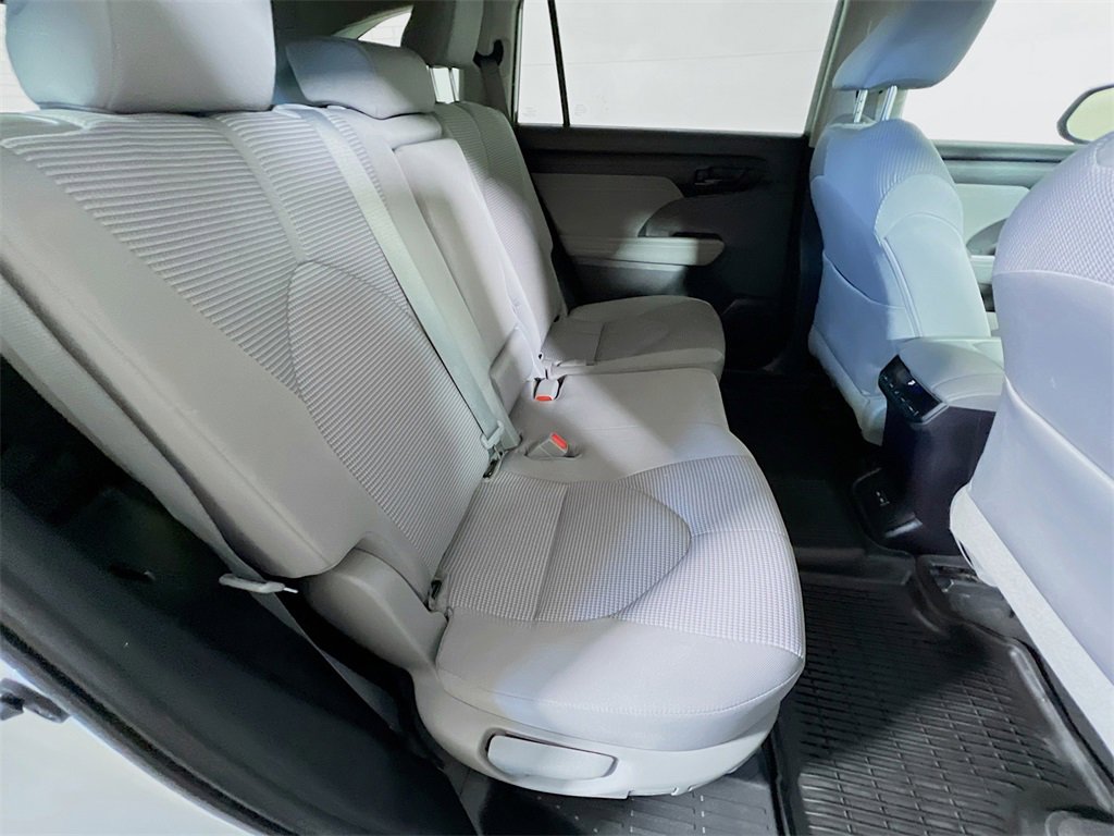 Used 2023 Toyota Highlander L image 25