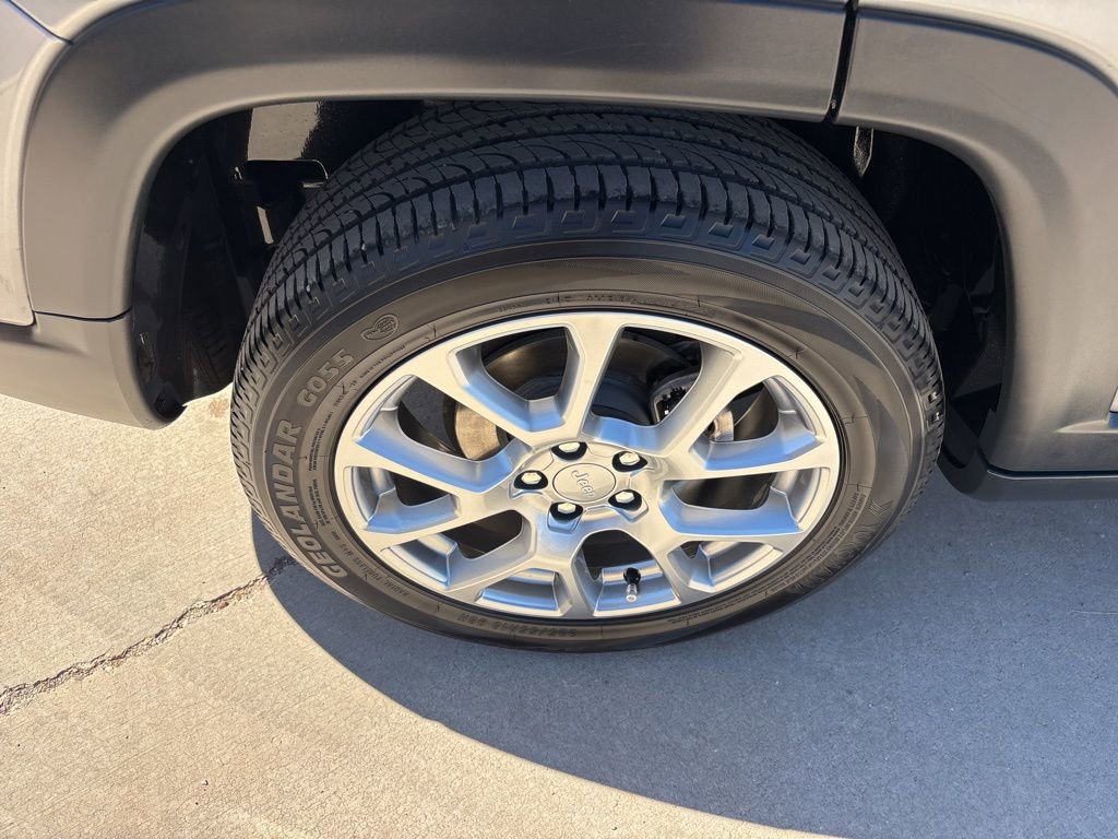 Used 2023 Jeep Compass Latitude w/ Sun and Sound Group image 11
