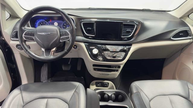 Used 2019 Chrysler Pacifica Touring-L Plus w/ Tire & Wheel Group FWD image 18