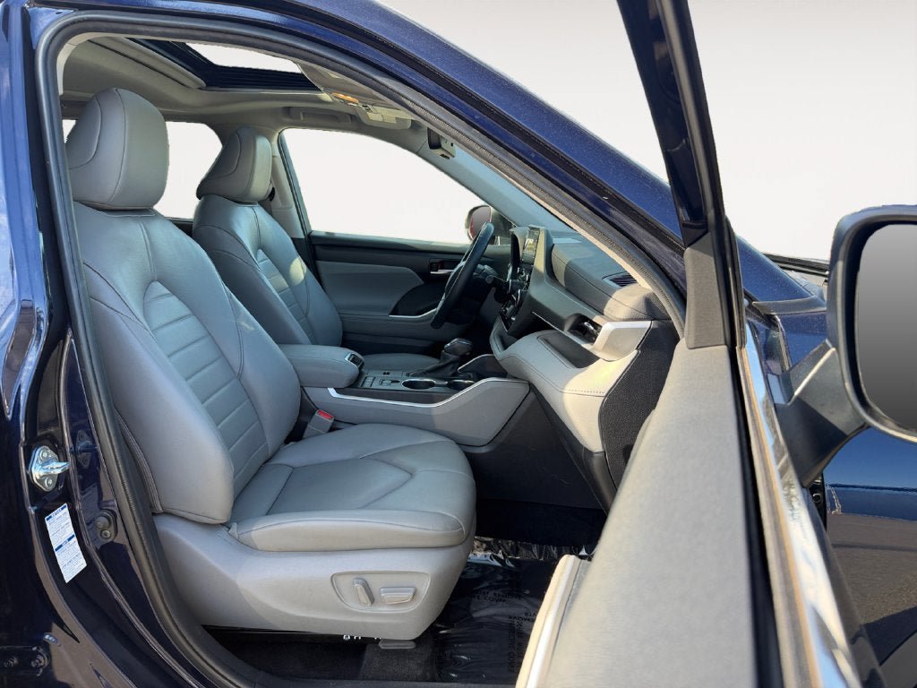 Used 2022 Toyota Highlander XLE AWD/4WD image 25