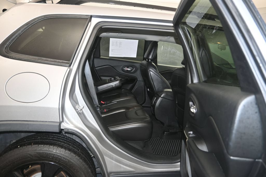 Used 2019 Jeep Cherokee Latitude Plus AWD/4WD image 24