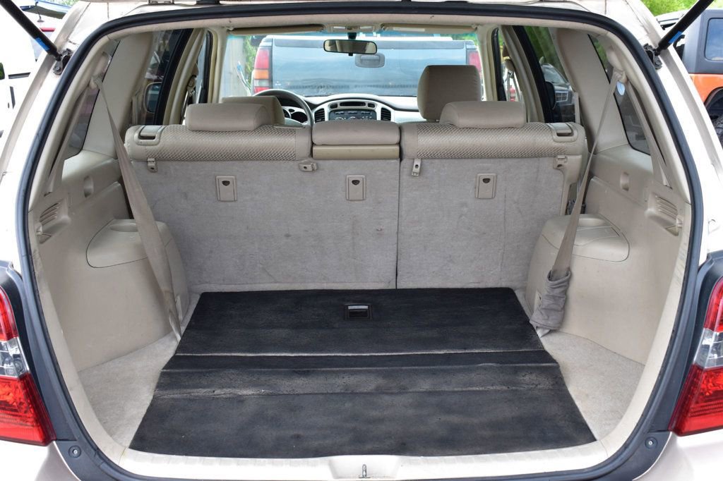 Used 2005 Toyota Highlander 4WD V6 w/ 3rd Row image 35