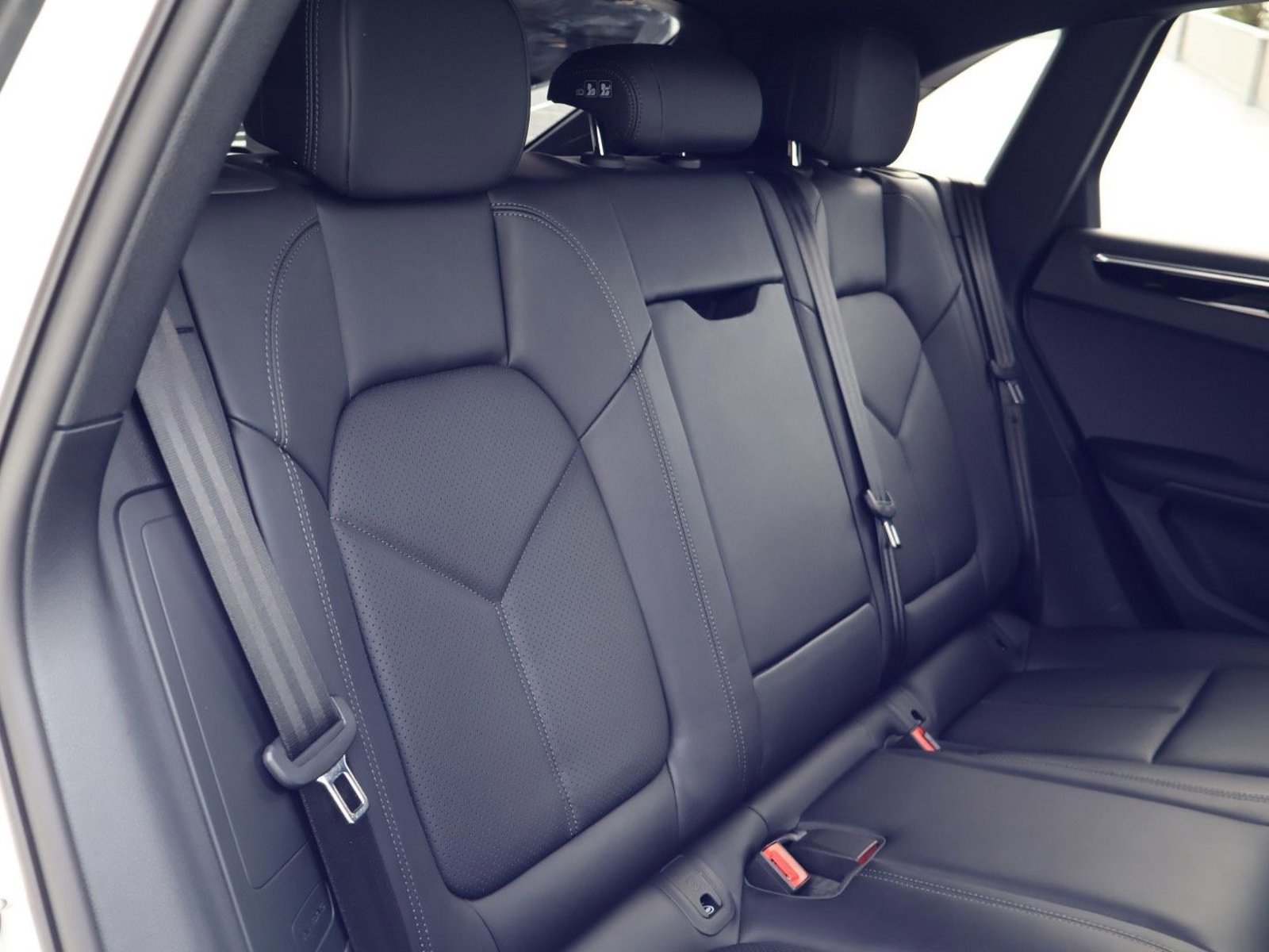 Certified 2025 Porsche Macan AWD/4WD image 23