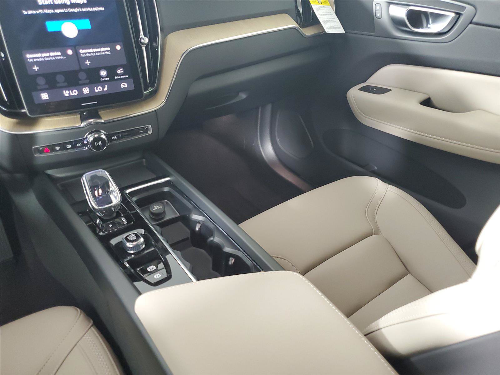 New 2026 Volvo XC60 B5 Plus w/ Protection Package Premier AWD/4WD image 17