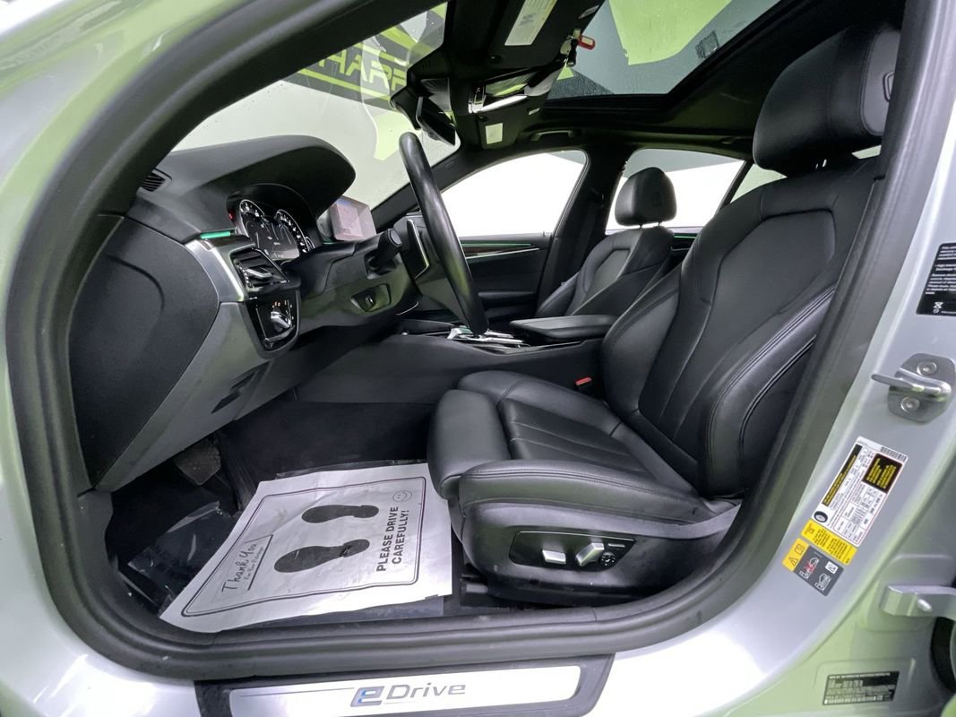 Used 2019 BMW 530e xDrive w/ Convenience Package image 17