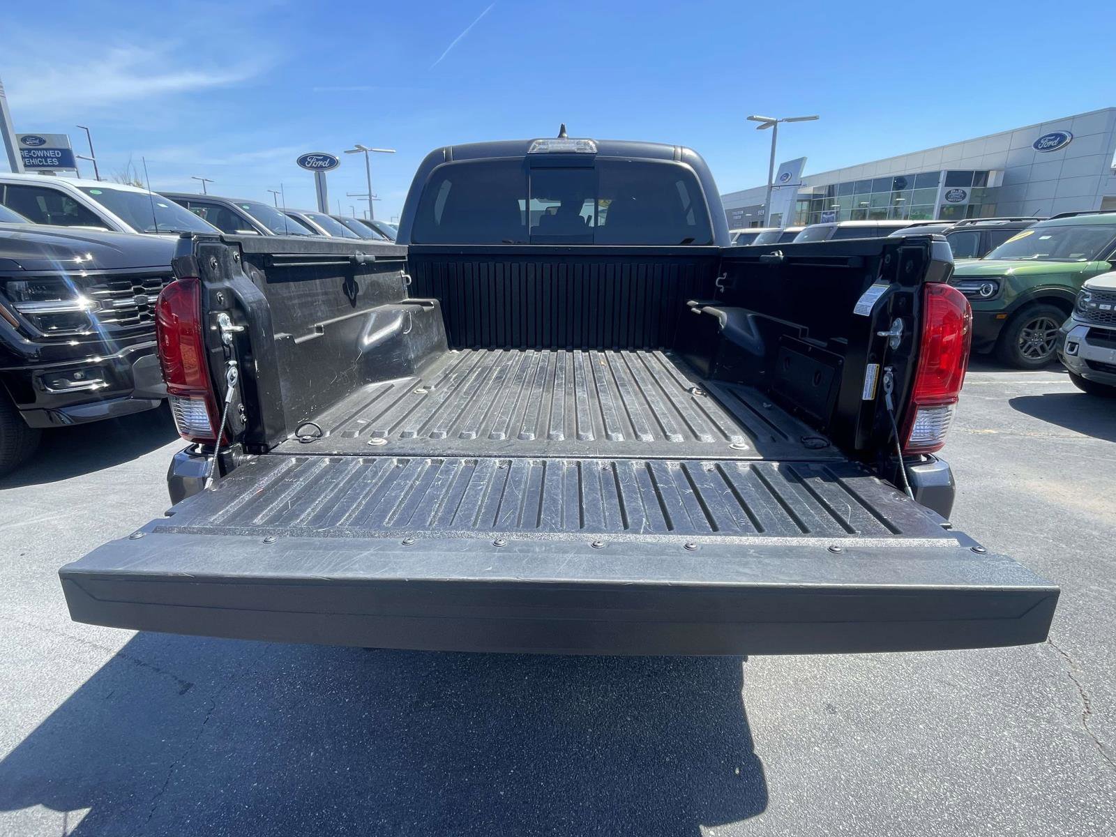 Used 2022 Toyota Tacoma SR5 w/ Technology Package RWD image 9