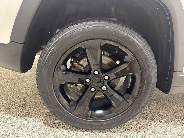 Used 2023 Jeep Grand Cherokee Limited w/ Black Appearance Package AWD/4WD image 32