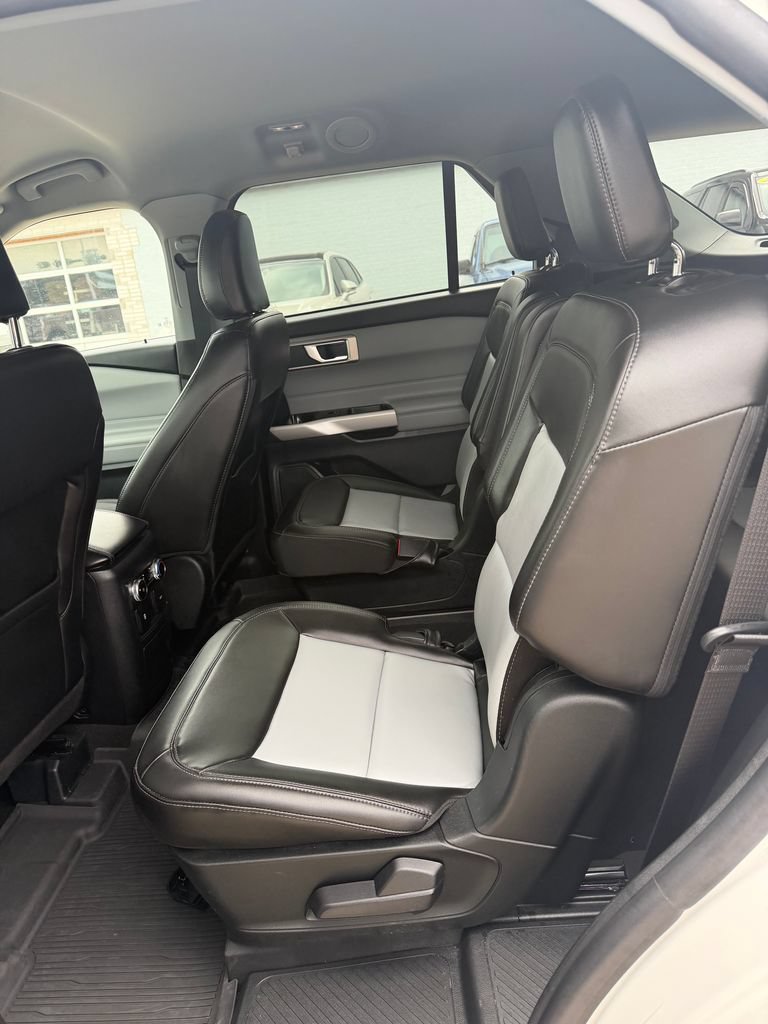 Used 2024 Ford Explorer XLT w/ Equipment Group 202A AWD/4WD image 17