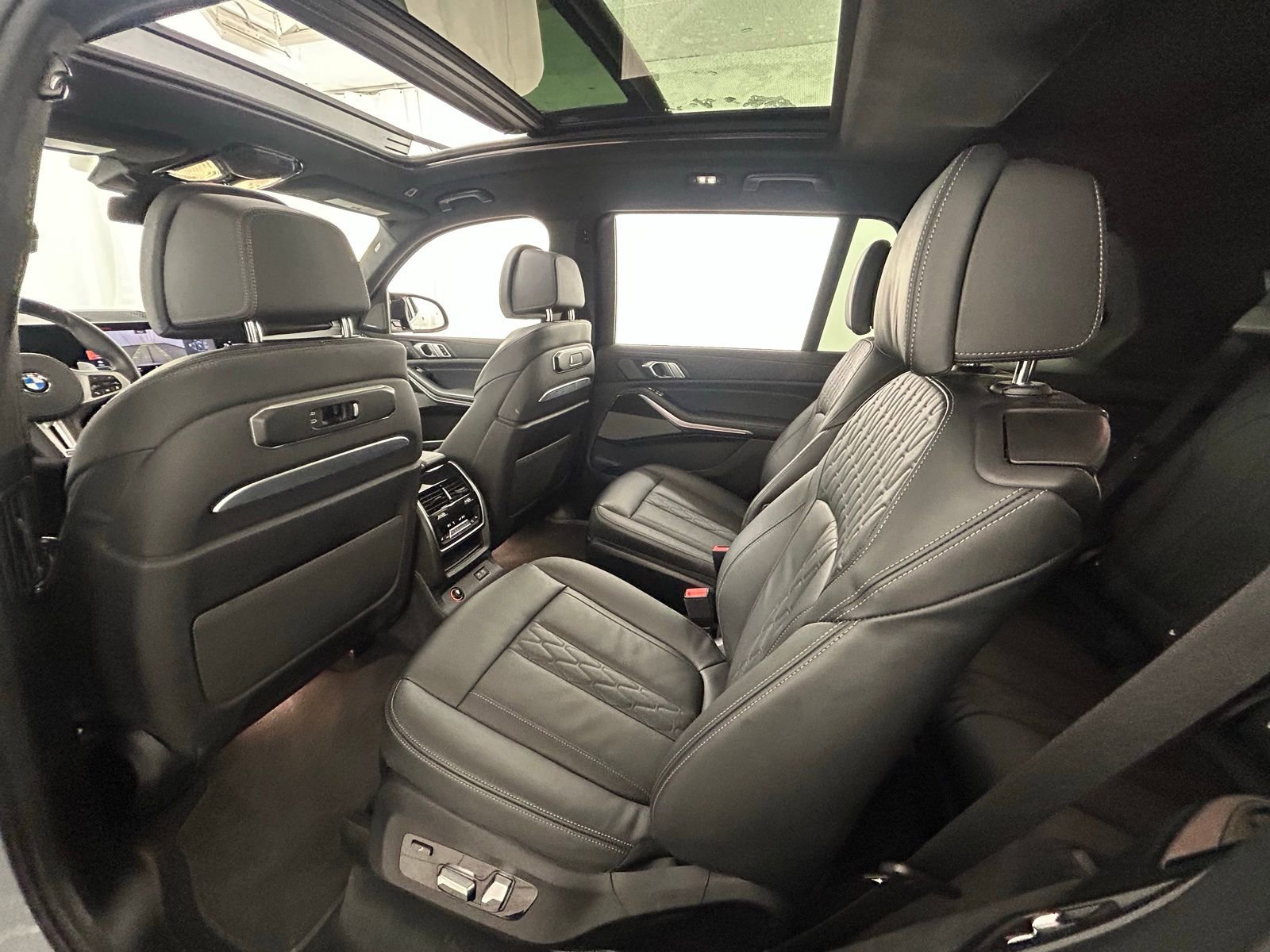 Used 2025 BMW X7 M60i w/ Executive Package image 34