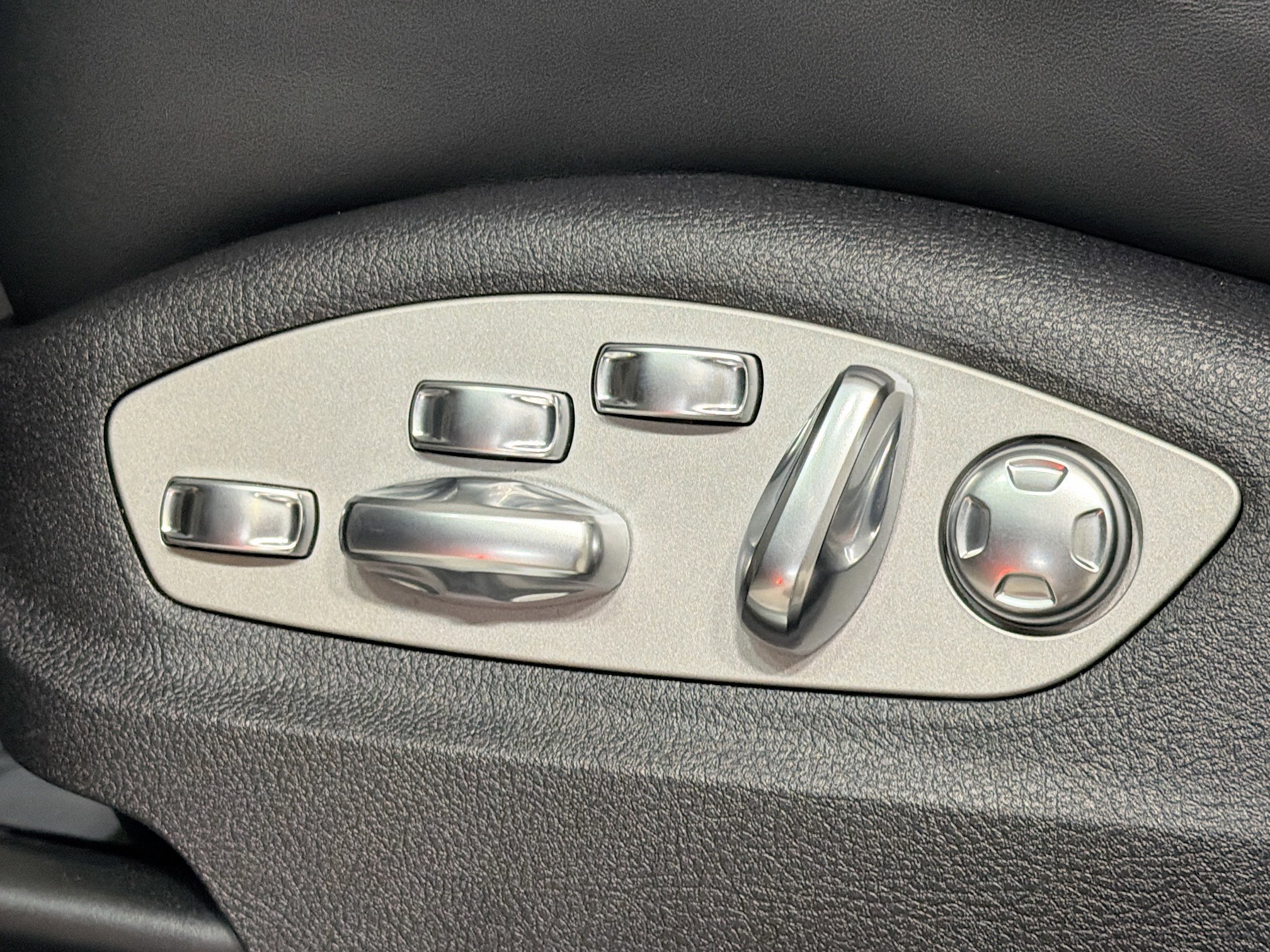 Used 2025 Porsche Macan S image 25