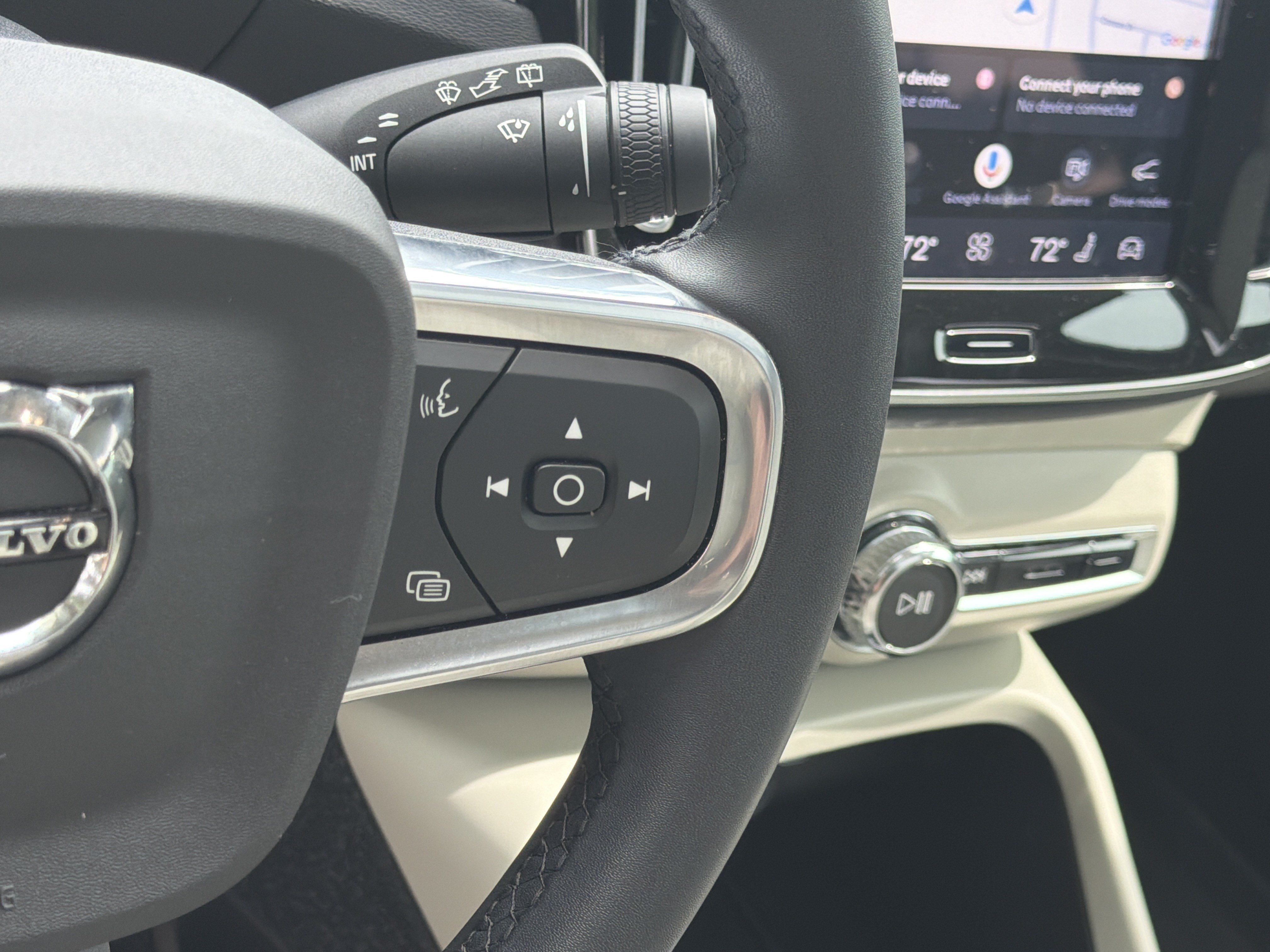 Certified 2023 Volvo XC40 B5 Plus w/ Driver Assist Package AWD/4WD image 20