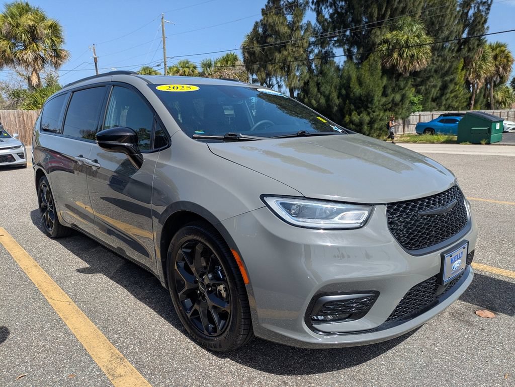 Used 2025 Chrysler Pacifica Limited FWD image 2