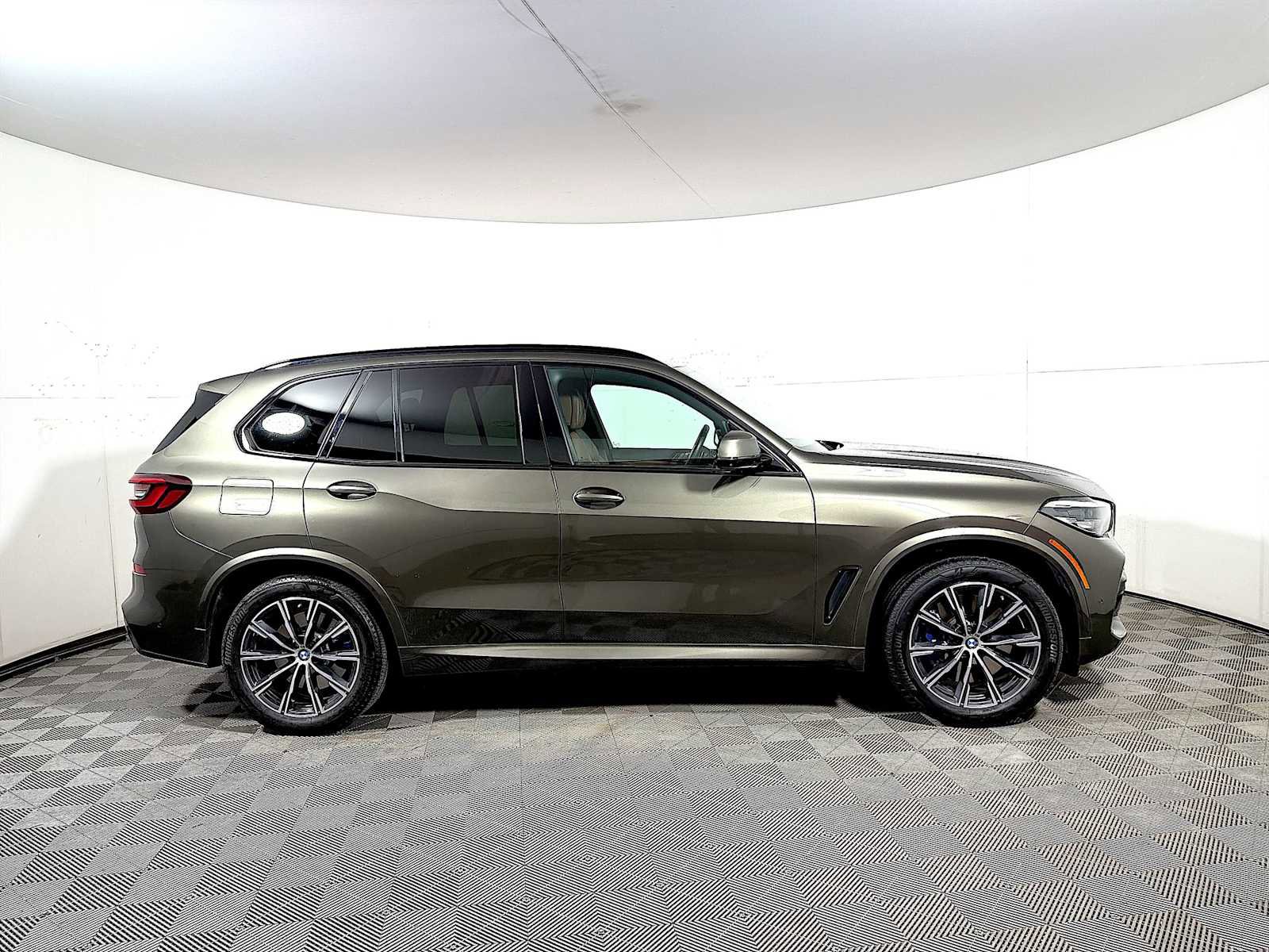 Used 2023 BMW X5 M50i w/ Parking Assistance Package image 7