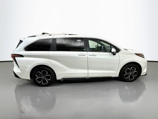Used 2025 Toyota Sienna Platinum AWD/4WD image 8