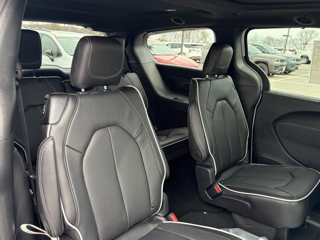 New 2026 Chrysler Pacifica Limited w/ S Appearance Package FWD image 32