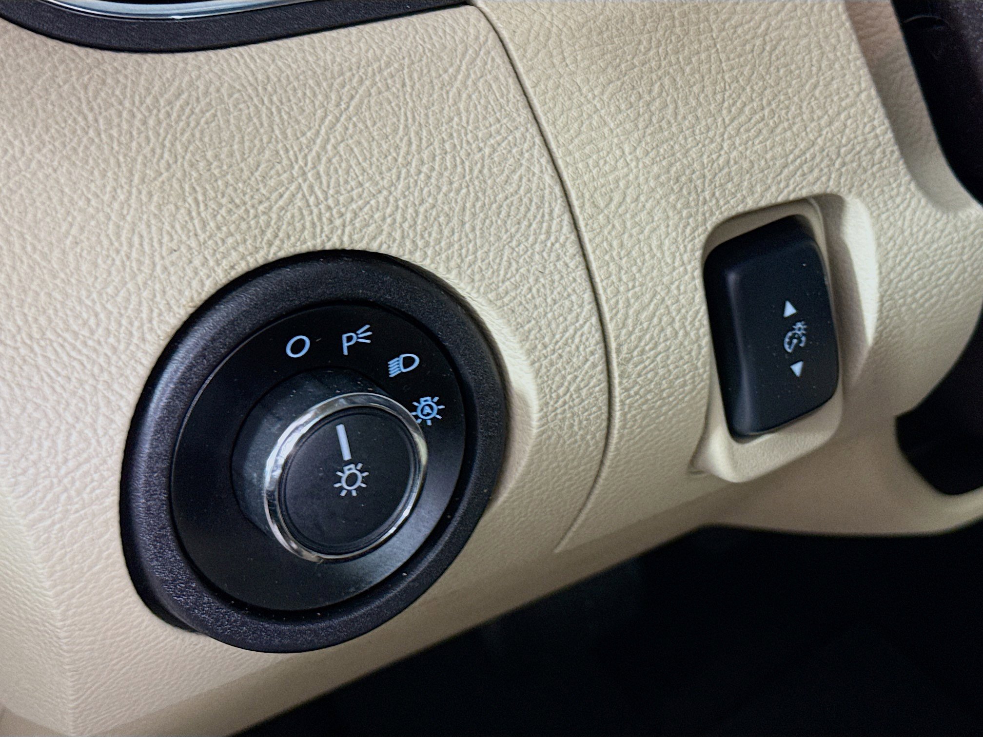 Used 2018 Ford Taurus SE image 9