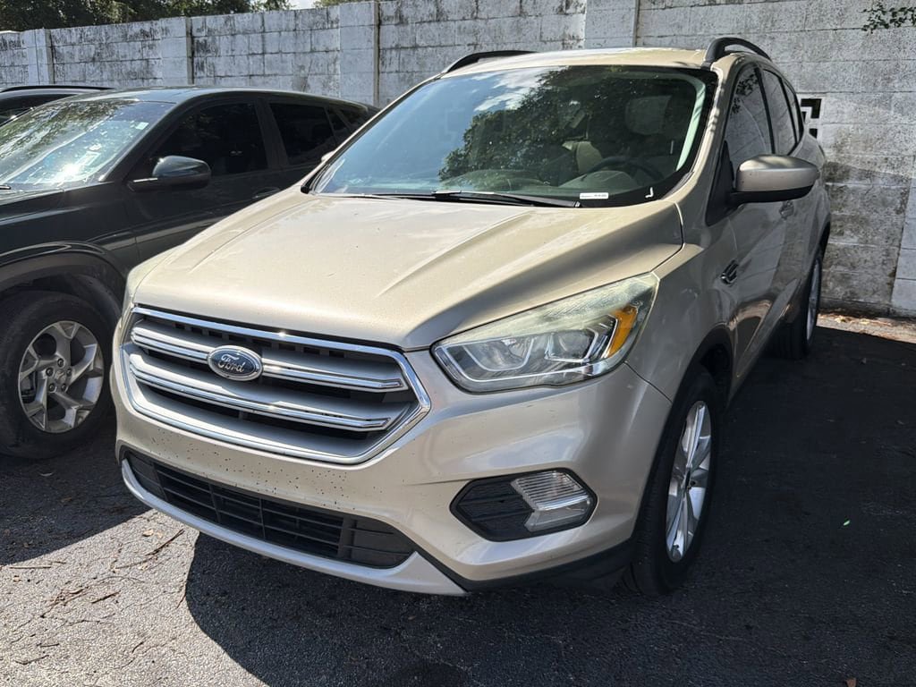 Used 2017 Ford Escape SE w/ Equipment Group 201A FWD image 3