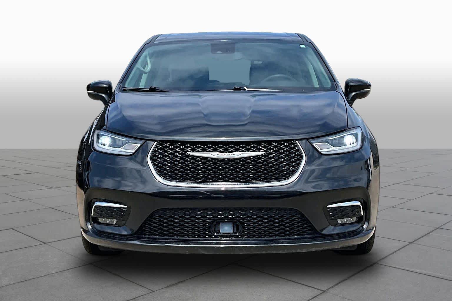 Used 2023 Chrysler Pacifica Touring-L FWD image 3