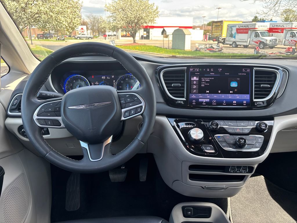 Used 2023 Chrysler Pacifica Touring-L image 14
