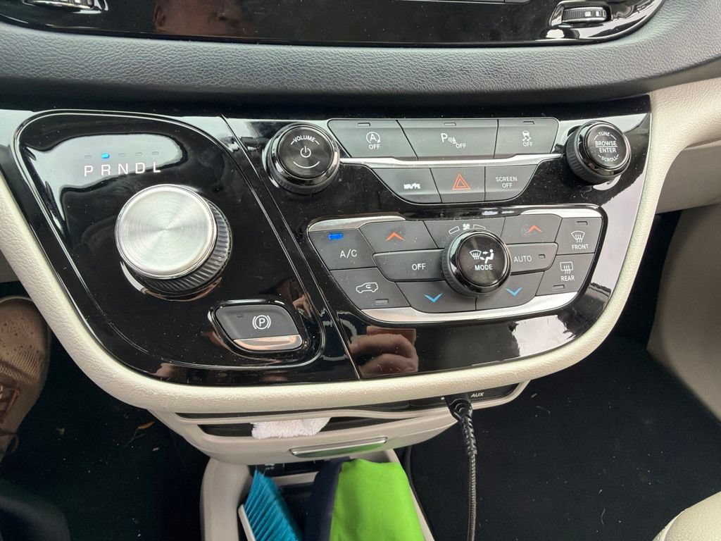 Used 2019 Chrysler Pacifica Touring-L FWD image 12