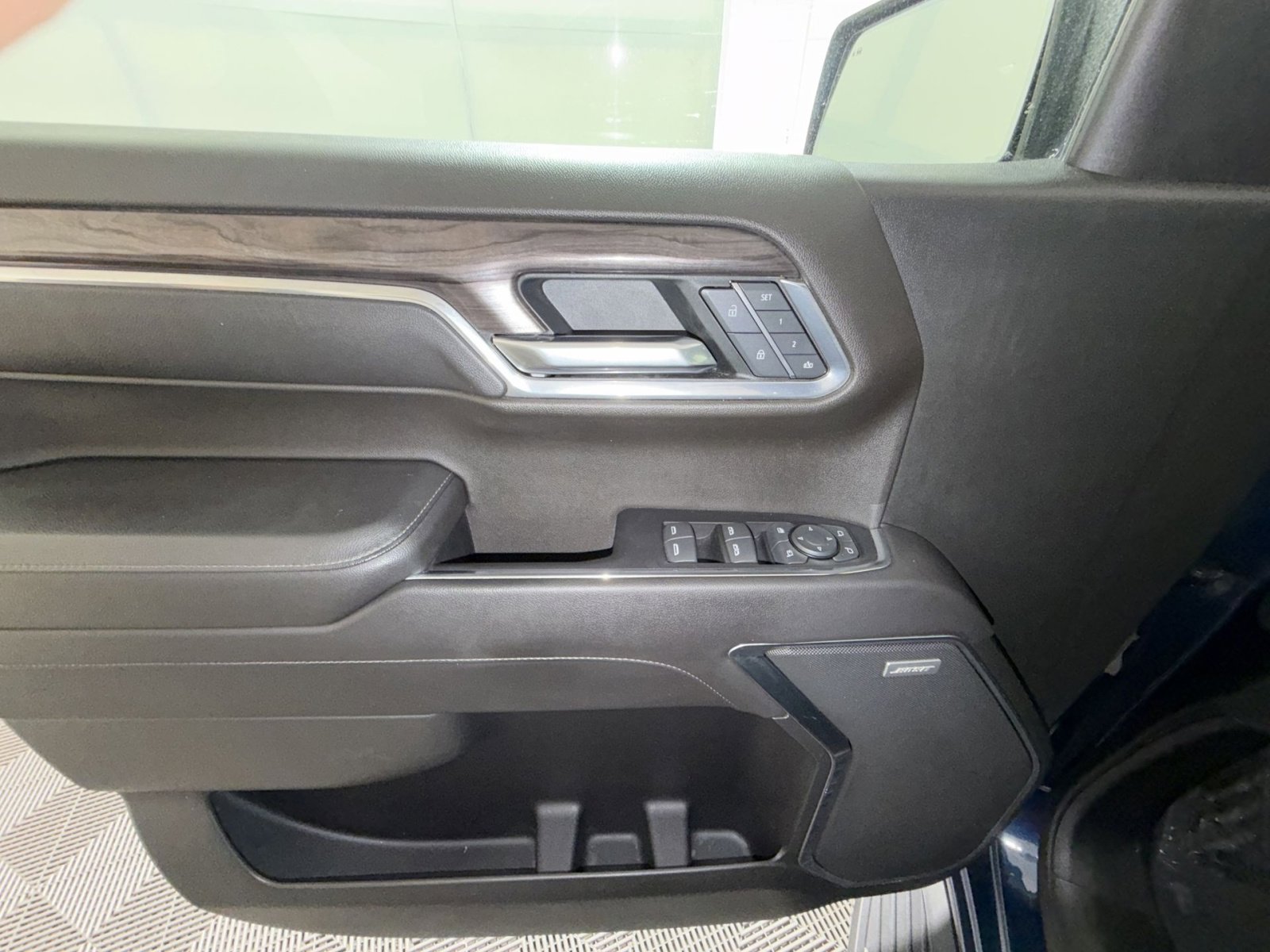 Used 2022 Chevrolet Silverado 1500 LTZ w/ LTZ Convenience Package II AWD/4WD image 15
