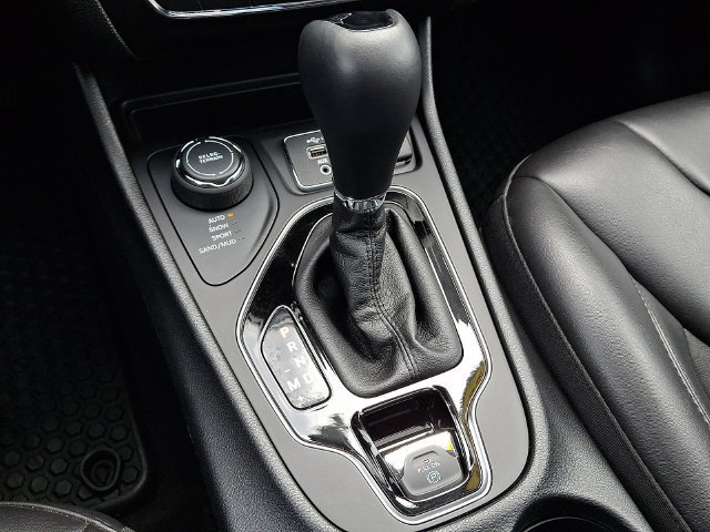 Used 2019 Jeep Cherokee Latitude Plus AWD/4WD image 18