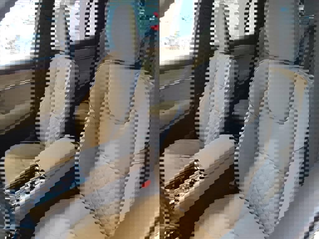 New 2026 Volvo XC90 B6 Plus w/ Protection Package Premier image 17