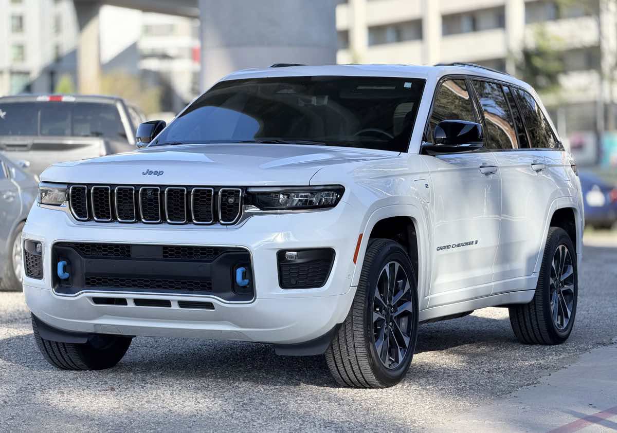 Used 2023 Jeep Grand Cherokee Overland w/ Advanced Protech Group III image 3