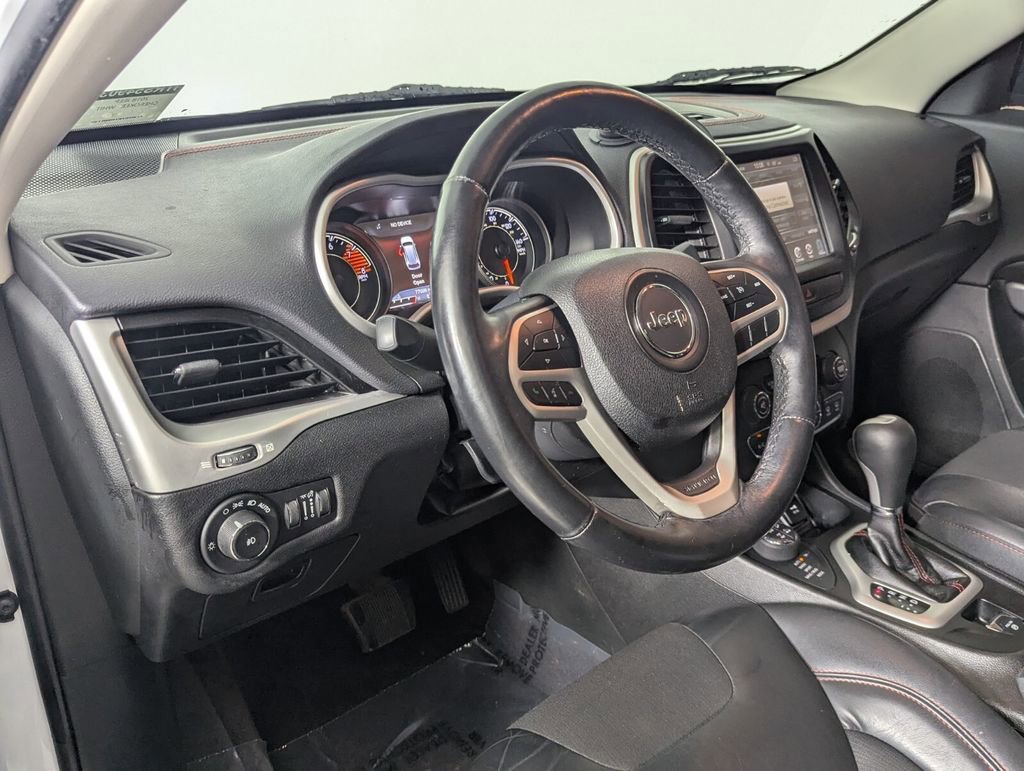 Used 2018 Jeep Cherokee Trailhawk AWD/4WD image 13