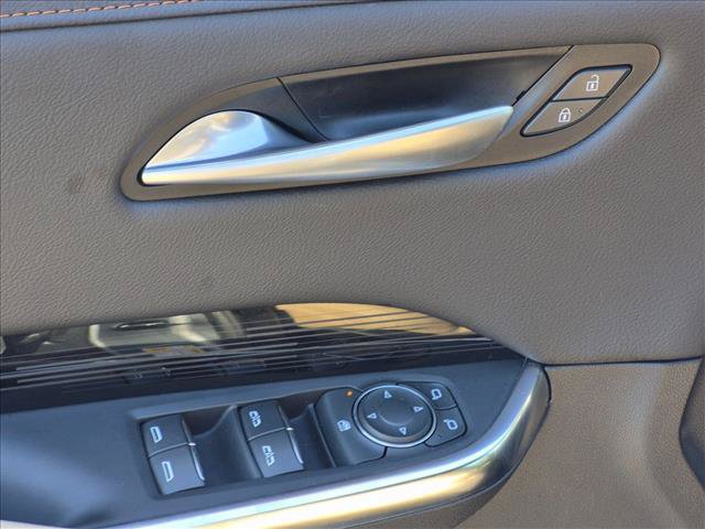 Used 2024 Cadillac XT4 Luxury w/ Cold Weather Package FWD image 8
