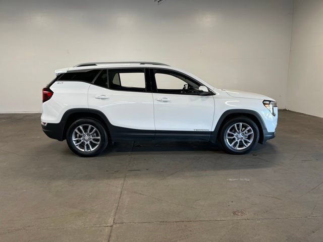 Used 2024 GMC Terrain SLT FWD image 2