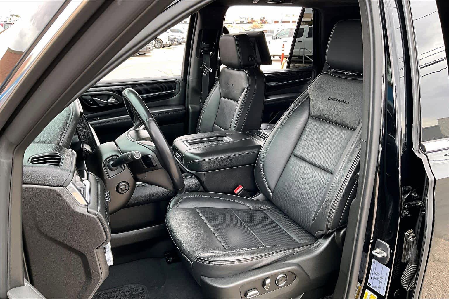 Used 2021 GMC Yukon Denali w/ Denali Premium Package image 8