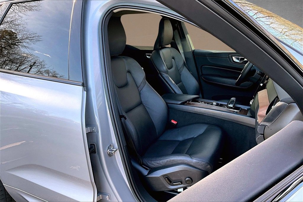 Certified 2023 Volvo XC60 B5 Plus w/ Climate Package image 28
