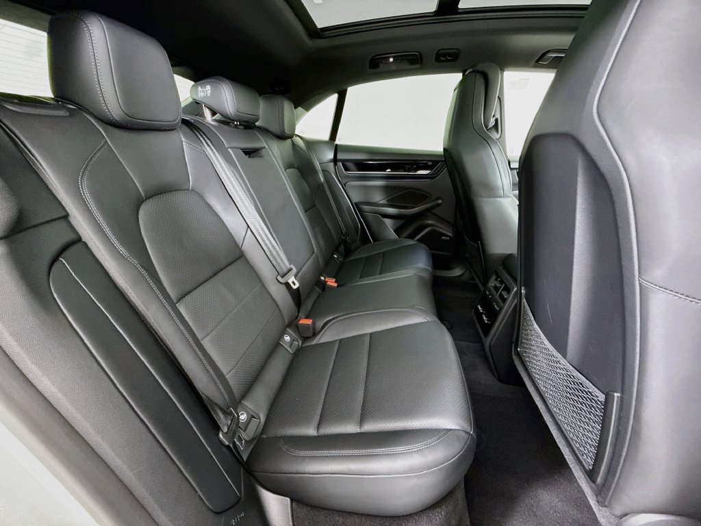 Certified 2025 Porsche Macan Electric RWD image 28