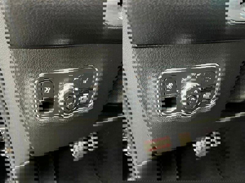 Used 2020 Mercedes-Benz GLB 250 4MATIC w/ AMG Line image 31