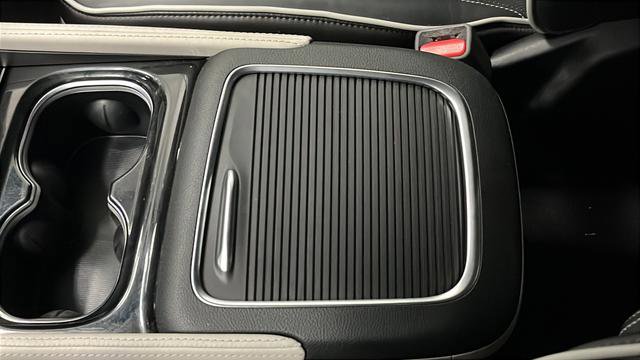 Used 2023 Chrysler Pacifica Limited w/ Uconnect Theater Family Group FWD image 20