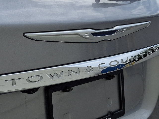 Used 2016 Chrysler Town & Country Touring-L FWD image 31