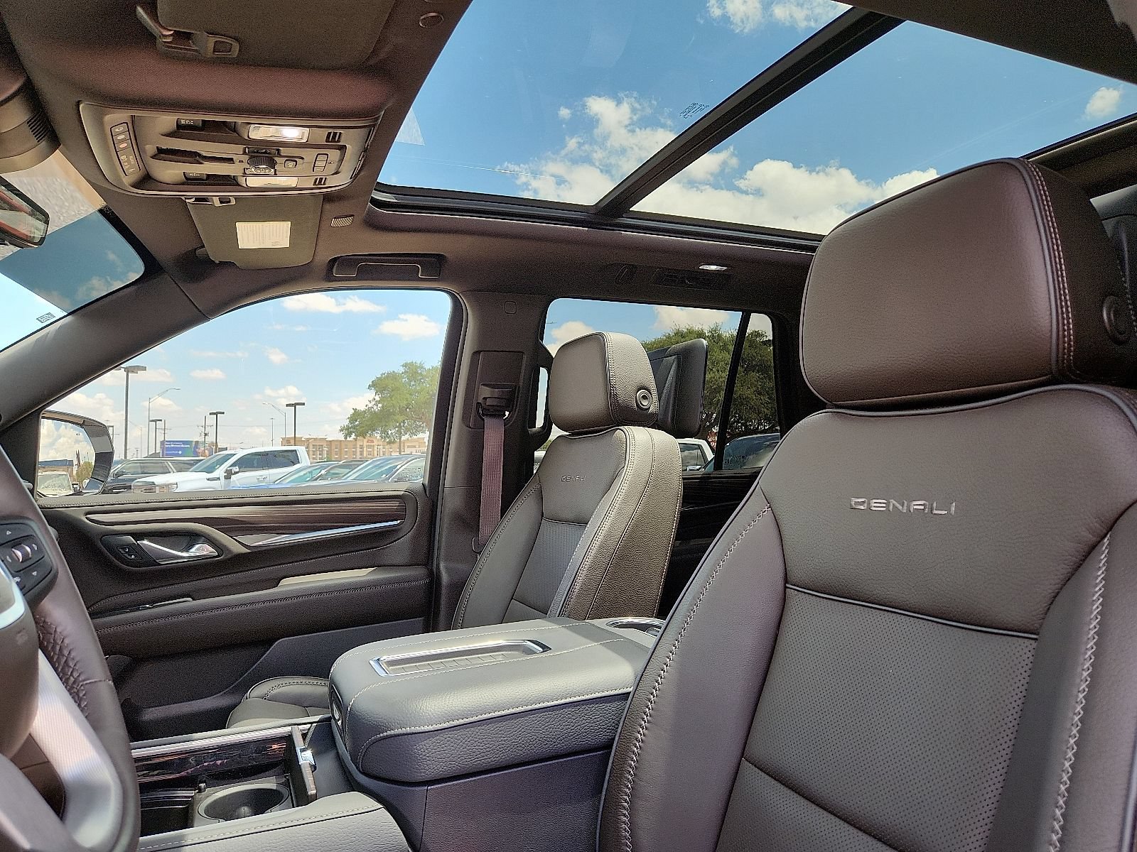 Used 2024 GMC Yukon Denali w/ Advanced Technology Package AWD/4WD image 13