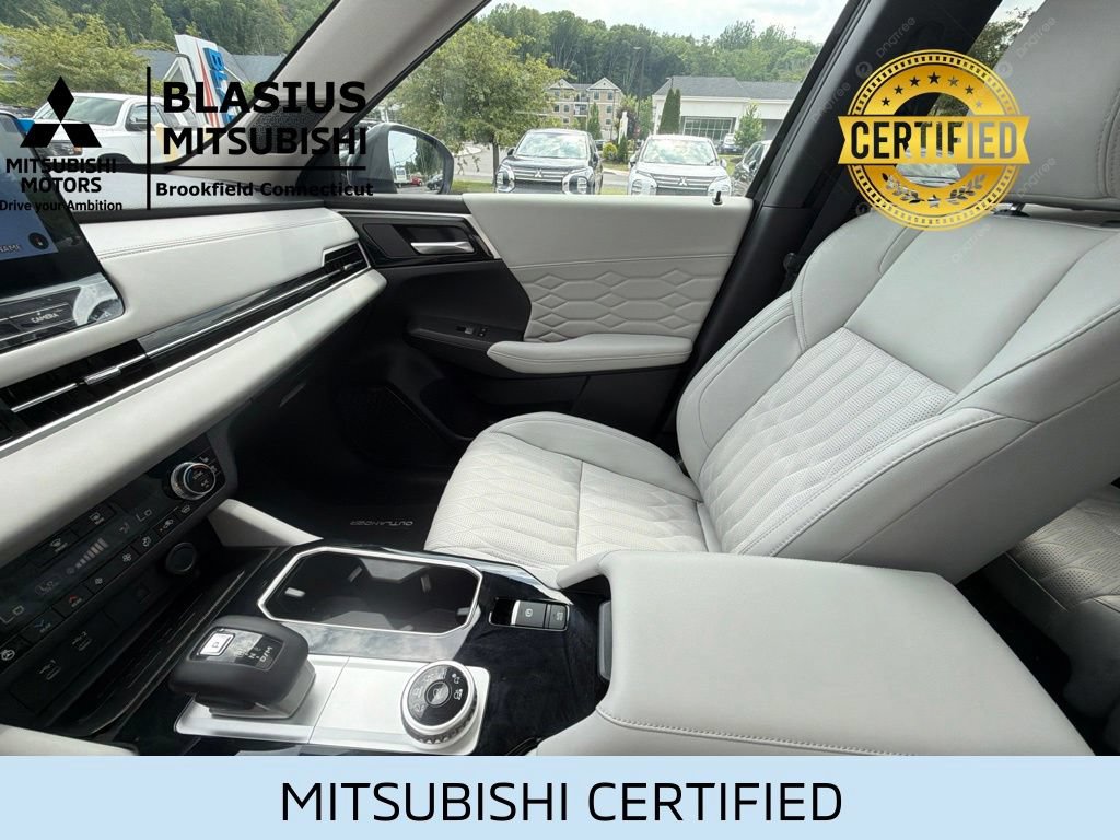 Used 2025 Mitsubishi Outlander AWD image 23