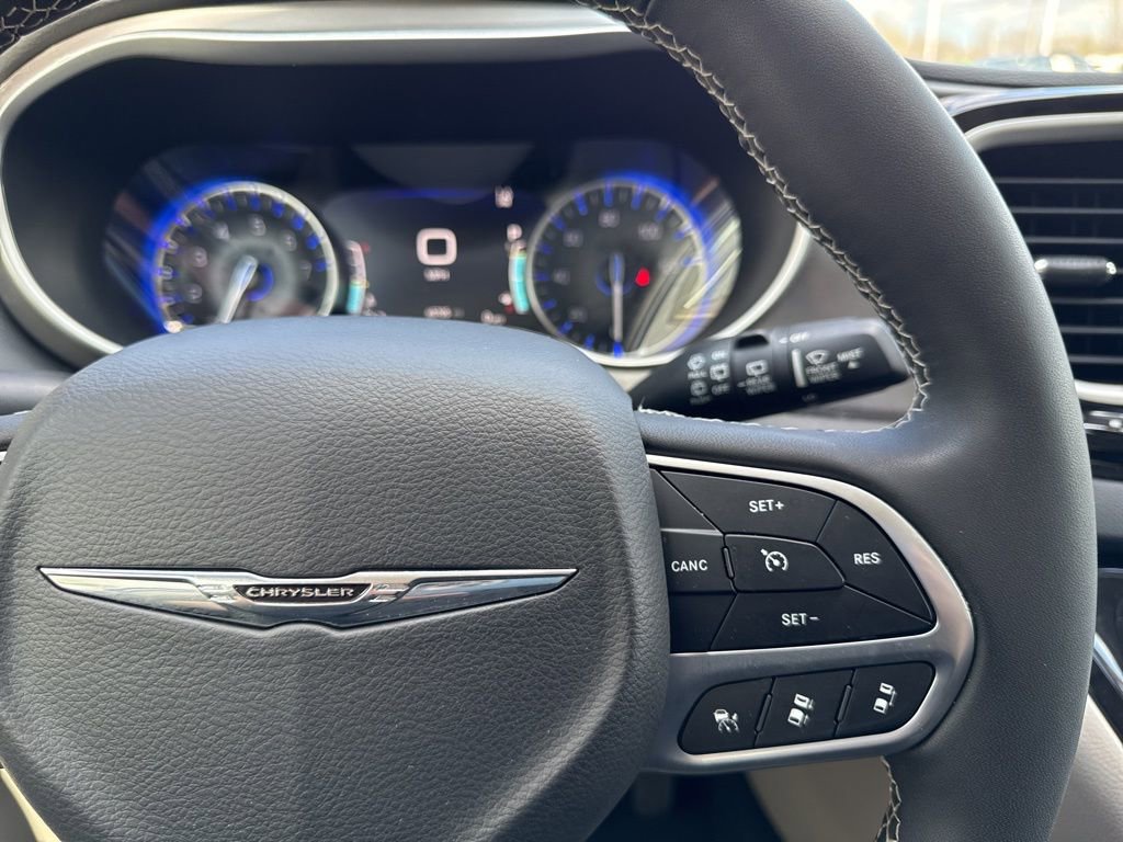 Used 2024 Chrysler Pacifica Touring-L FWD image 27