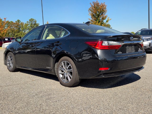 Used 2017 Lexus ES 300h w/ Luxury Package FWD image 3
