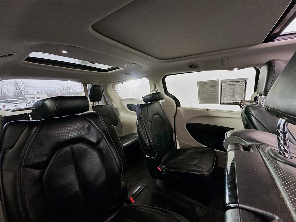 Used 2018 Chrysler Pacifica Limited image 30