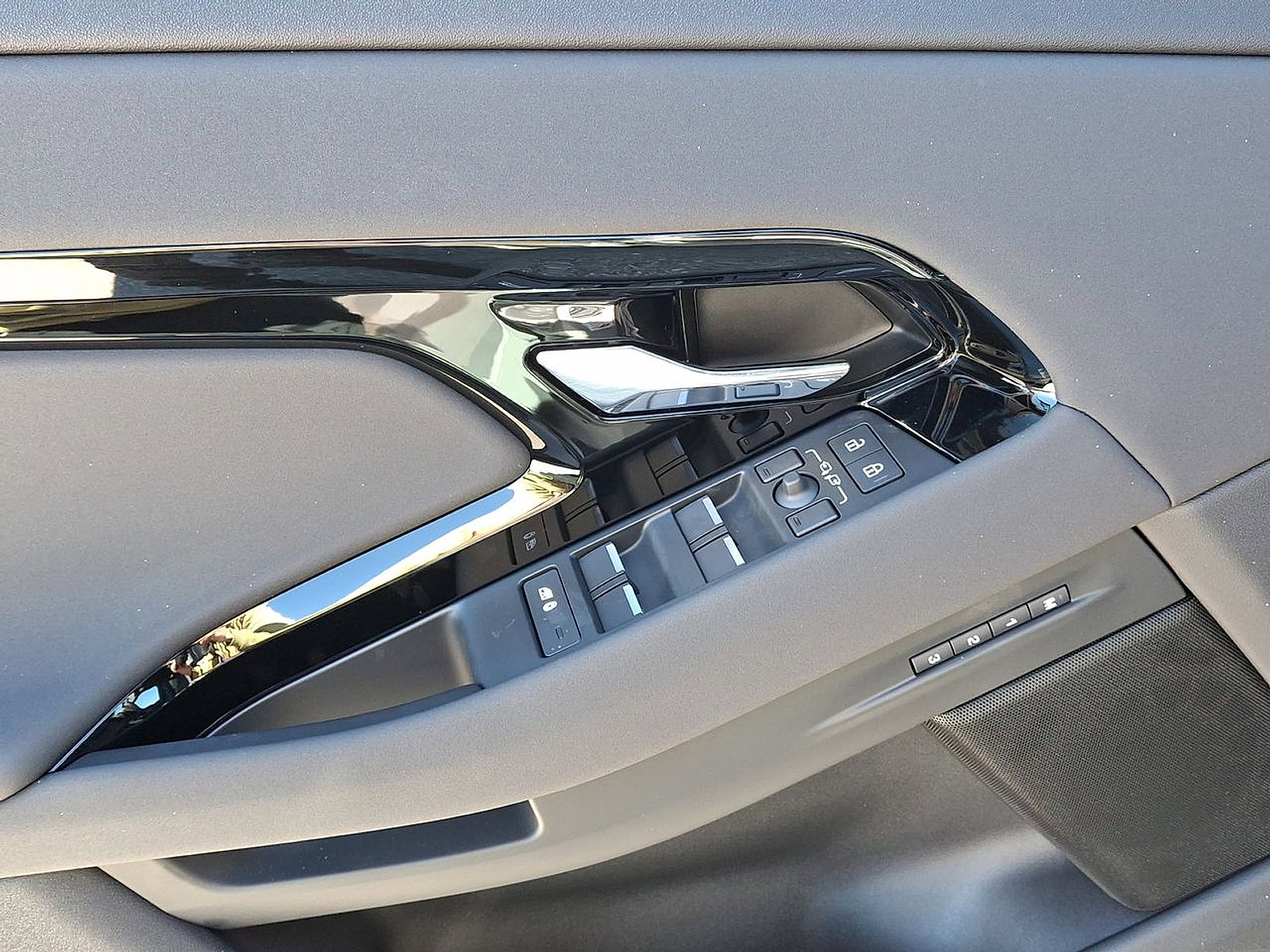 Certified 2025 Land Rover Range Rover Evoque Dynamic SE image 19