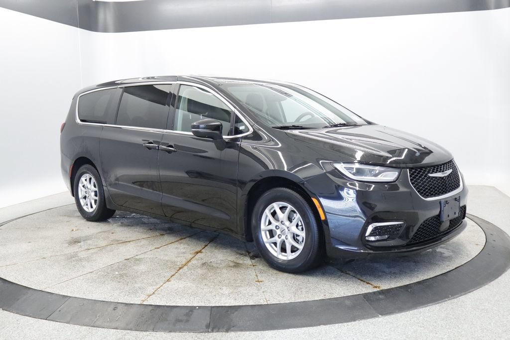 Certified 2023 Chrysler Pacifica Touring-L FWD image 10